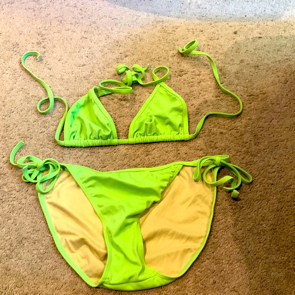 Super Cute Lime Green Bikini!! 🤩